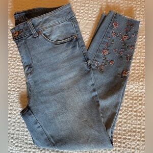 Cropped Floral Embroidered Jeans